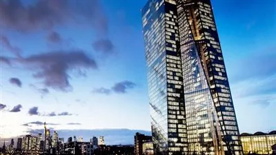 البنك المركزي الأوروبي يشير إلى احتمال خفض سعر الفائدة