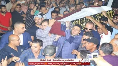  عمرو يوسف يشارك في حمل جثمان فاروق الفيشاوي (صور) 