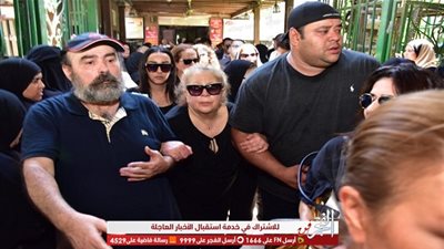 انهيار سمية الألفي في تشييع جثمان فاروق الفيشاوي (صور) 