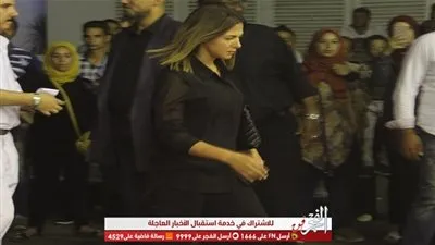 إيمي سالم ودنيا سمير غانم يصلا لعزاء والدة يسرا (صور)