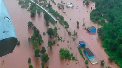 رجال الإنقاذ يقومون بإجلاء 700 راكب من قطار بالهند 