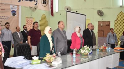 محافظ الفيوم يسلم تأشيرات الحج لحجاج بيت الله الحرام (صور)