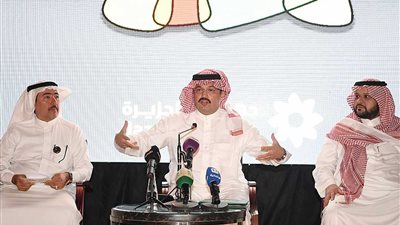 أمير عسير يطلق مبادرة لطمس كتابات الجدران