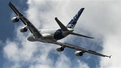 لأول مرة في التاريخ.. طائرة تحمل الركاب في جناحيها (صور)