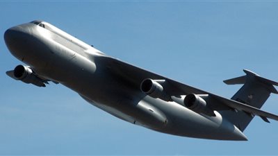 شاهد.. احتراق طائرة نقل ضخمة تابعة لسلاح الجو الأمريكي   