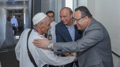 محافظ الإسكندرية يودع الفوج الأول من حجاج الجمعيات الأهلية قبل سفرهم إلى مناسك الحج