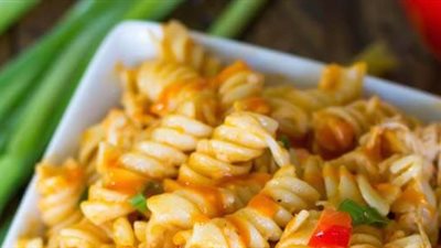 سلطة المكرونة مع دجاج بوفالو.. طريقة التحضير