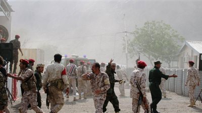 المشاهد الأولى لاستهداف العرض العسكري للجيش اليمني