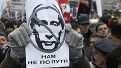 الشرطة الروسية تحتجز معارضا بارزا بتهمة تنظيم احتجاجات