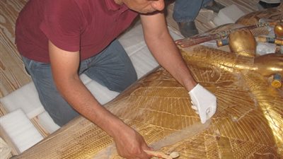 بعد تركه 97 عامًا في الأقصر.. نكشف بالصور سبب نقل تابوت عنخ آمون للمتحف الكبير 