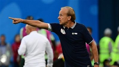 مدرب نيجيريا يستفز جمهور النصر السعودي