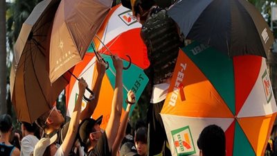 شرطة هونج كونج تعلن اعتقال 420 متظاهرا 