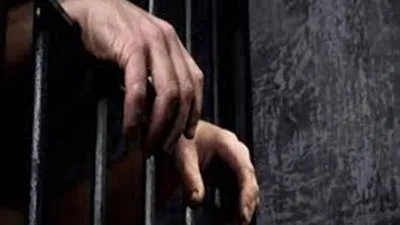 بعد 44 واقعة.. حبس عاطل لسرقته محتويات السيارات في التجمع