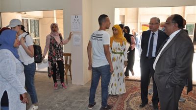 رئيس جامعة حلوان يتابع الكشف الطبي للطلاب الجدد