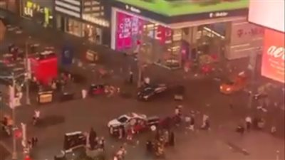 شاهد.. دراجة نارية تتسبب في ذعر كبير بأشهر ساحات نيويورك  