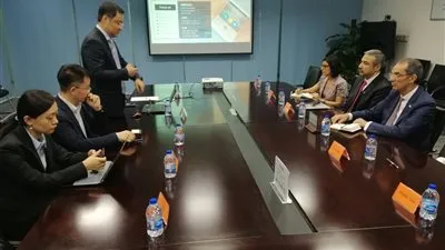 وزارة الاتصالات : تبحث مع شركة صينية لإنتاج الهواتف الذكية توسيع استثمارتها بمصر