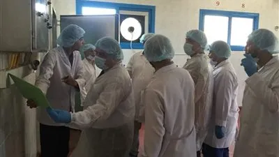 وكيل بيطري الدقهلية يتفقد إحدى مصانع منتجات الألبان ويشجع على الاستثمار الحيواني
