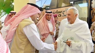 مستشار خادم الحرمين يصل مشعر منى للوقوف ميدانيا على الخدمات