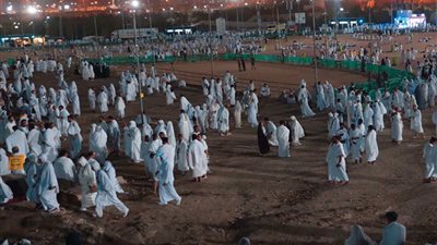 حجاج بيت الله يتوافدون إلى مشعر عرفة لأداء ركن الحج الأعظم