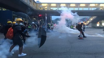 شرطة هونغ كونغ تطلق الغاز المسيل للدموع لتفريق المتظاهرين