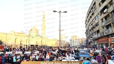 المئات يؤدون صلاة عيد الفطر بساحة مسجد السيدة زينب (صور)