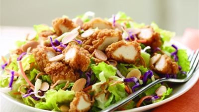 سلطة الدجاج المقلي مع الخضار.. طريقة التحضير
