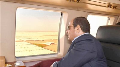 السيسي يتفقد الصوب الزراعية بقاعدة محمد نجيب بالطائرة