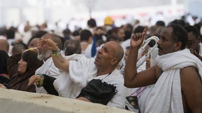 شاهد.. الحجاج يرمون الجمرات في أول أيام عيد الأضحى