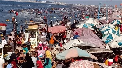 شاطئ جمصة في الدقهلية كامل العدد أول أيام عيد الأضحى (صور)