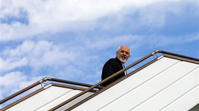 ظريف يغادر إيران متجهاً إلى الدوحة