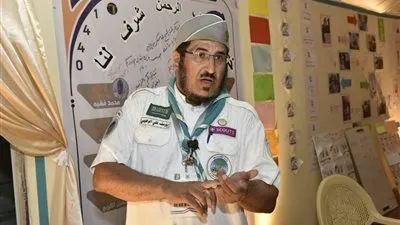 خمسيني يقهر الشلل منافسًا الشباب في خدمة الحجاج