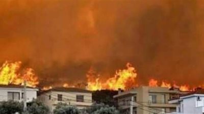 حريق هائل قرب العاصمة اليونانية أثينا