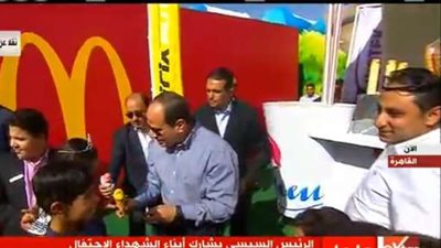 نشاط الرئيس في العيد.. صور تذكارية مع أبناء الشهداء.. وتقديم 