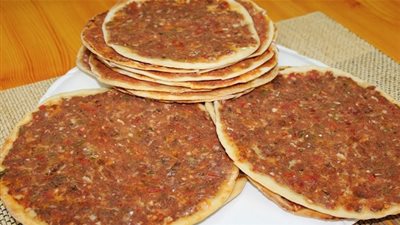 بالخطوات.. طريقة تحضير لحم عجين بدبس الرمان