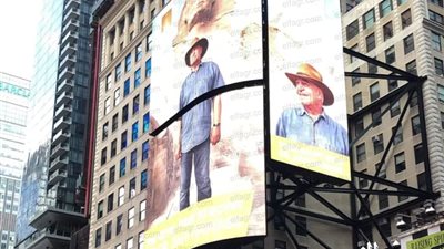 زاهي حواس يزين أشهر ميداين العالم بالولايات المتحدة الأمريكية 