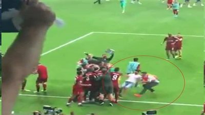 لحظة الإصابة.. المشجع الذي ركل 