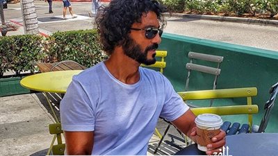 خالد النبوي يغازل جمهوره بصورة جديدة 