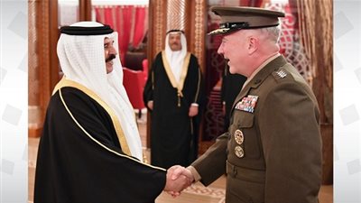ملك البحرين يستقبل قائد القيادة المركزية الأمريكية فى المنامة
