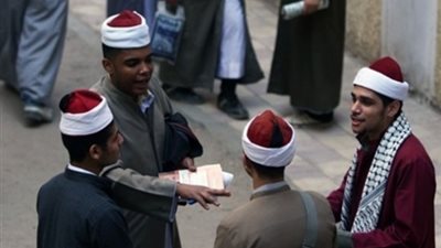 طلاب الثانوية الأزهرية يؤدون امتحان التفسير والأحياء