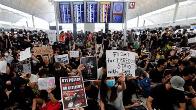 مطار هونج كونج يواجه المزيد من الاضطرابات الاحتجاجية