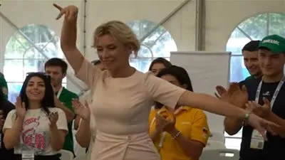 المتحدثة باسم الخارجية الروسية ترقص 