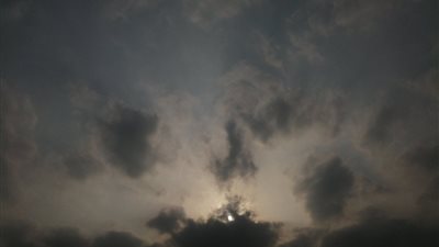 سحابة سوداء كثيفة تغطي سماء المدينة بسبب حريق إطارات