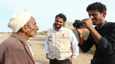 إعلامي يمني: أول سفينة إغاثة تكسر الحصار وتدخل إلى عدن كانت إماراتية