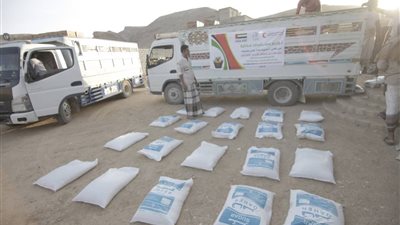 الهلال الأحمر الإماراتي يقدم مساعدات غذائية على اهالي مديرية ساه بوادي حضرموت