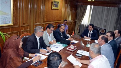 محافظ القليوبية يبحث مع إحدى الجمعيات الخيرية دعم مستعمرة الجزام بالخانكة وإقامة نادي للشباب وحضانة للأطفال (صور)