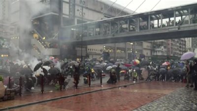 شرطة هونغ كونغ تطلق النار ضد المتظاهرين لأول مرة