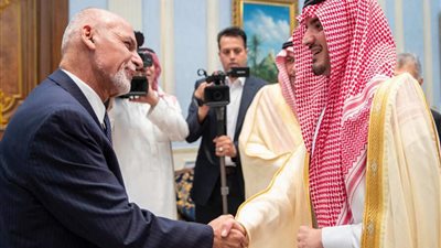 وزير الداخلية ورئيس أفغانستان يستعرضان العلاقات الثنائية بين البلدين