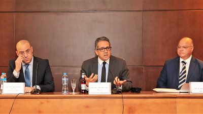 وزيرا الآثار والإسكان يبحثان فرص الاستثمار وتقديم الخدمات لزائري متحف 