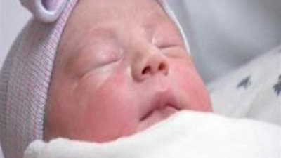 امرأة تدعي ولادة طفل من عجين