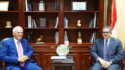 وزير الآثار يلتقي السفير اليوناني بالقاهرة 